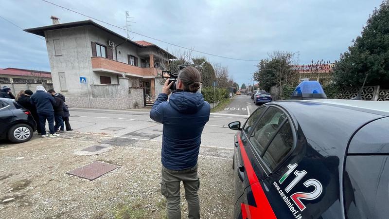 Accoltellato a morte durante l’assalto in villa a Lonate Pozzolo: 200 amici del rapinatore assediano l’ospedale