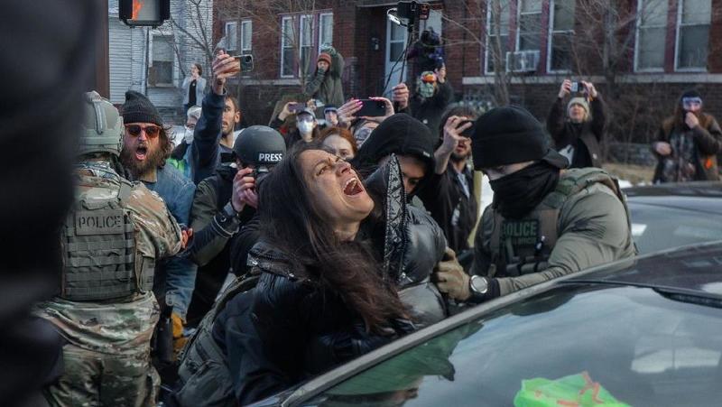 Monta la protesta contro l’Ice. “Arrestati anche nativi americani Sioux e Navajo”. Troppo anche per un noto podcaster Maga: “Gestapo”