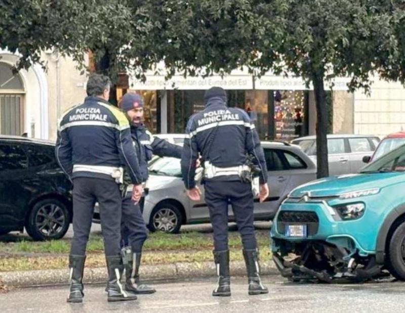 Livorno, resta ancora gravissima la 16enne travolta sul viale Carducci