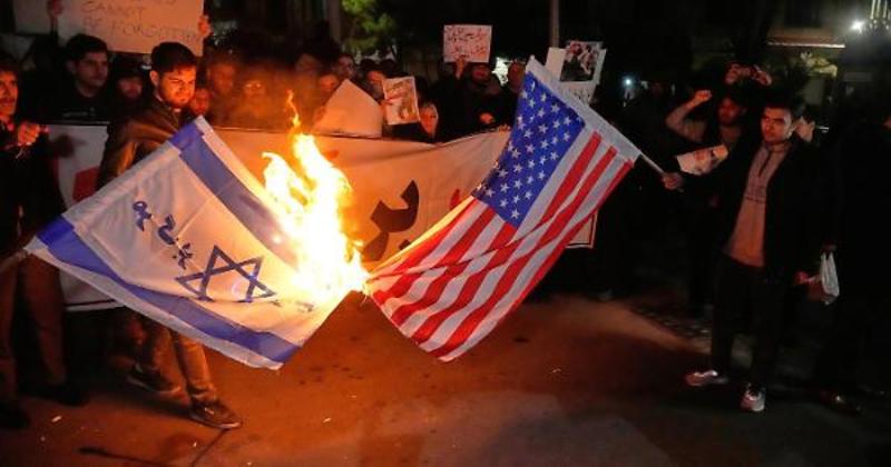 Sulla risoluzione contro la repressione iraniana Conte dice no: critiche da maggioranza e Pd, polemica sul ruolo internazionale dell’Italia