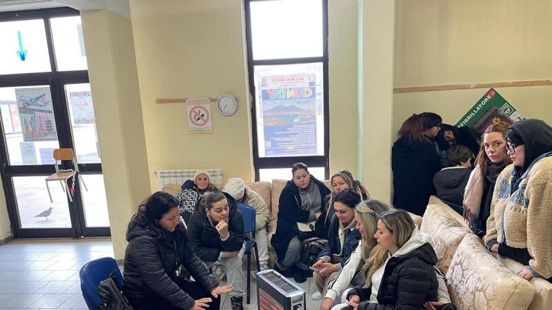 Scuola De Filippo di Ponticelli occupata, le mammeÂ sbarrano l'accesso alla preside: interviene la polizia