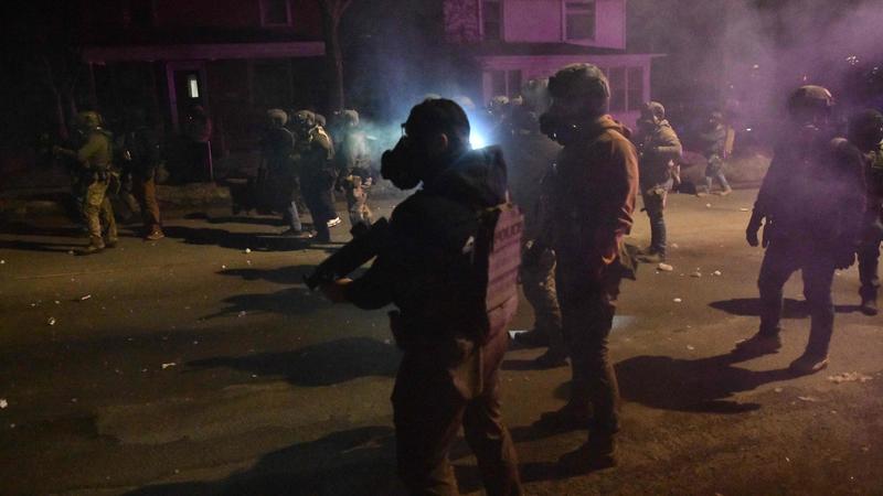 Minneapolis, l’Ice spara ancora e ferisce un migrante. Il sindaco invita alla calma. Il governatore attacca Trump: “Brutalità organizzata”