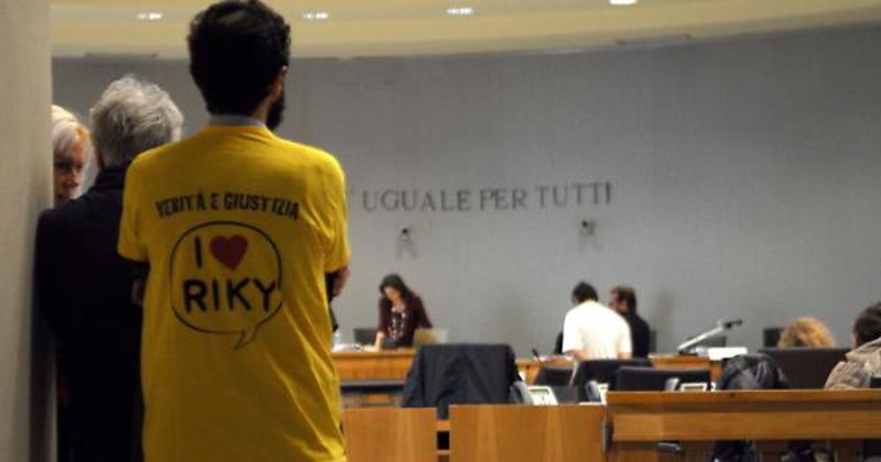 La Corte di Strasburgo non mettono in discussione le decisioni dei giudici italiani, che nel 2018 avevano assolto definitivamente i quattro carabinieri coinvolti. Ma certificano che lo Stato non ha fatto abbastanza per proteggere la vita del 40enne immobilizzato dagli agenti