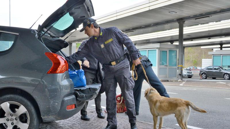 Como, prova a passare la dogana con un titolo da 100mila euro non dichiarato: imprenditore nei guai