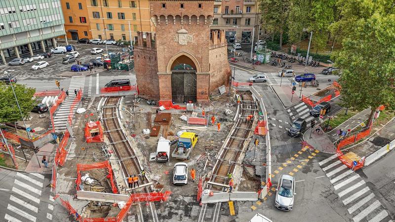 Tram a Bologna, a che punto è il cantiere a Porta San Felice: nasce una nuova piazza pedonale