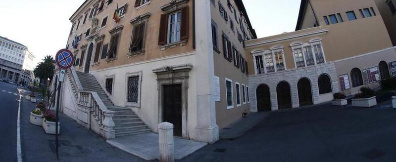 Livorno, centinaia di tessere di partito stampate nella fotocopiatrice del Comune: bufera su FdI