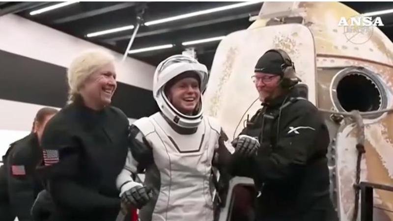 Rientrata la missione Crew 11, tutti gli astronauti ricoverati in ospedale. Domani controlli alla Nasa