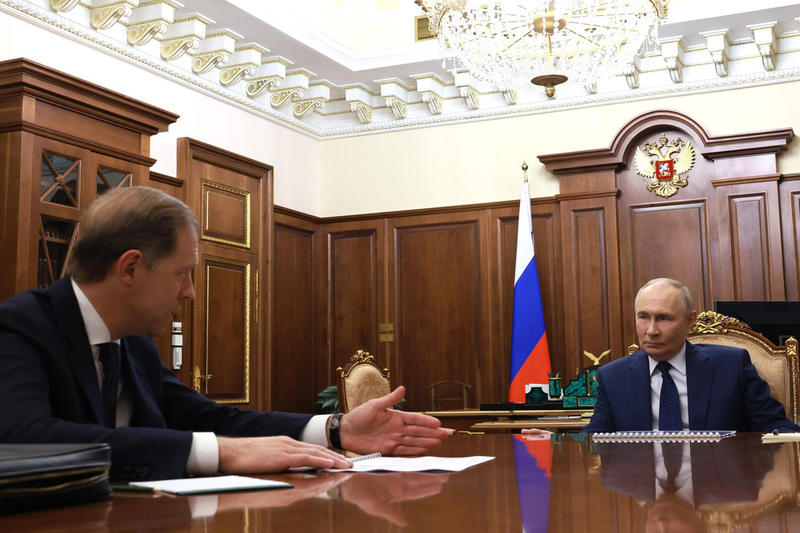 Отстаем от самих себя: Путину доложили о состоянии космической отрасли