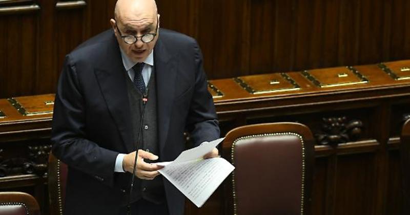 «Vorrei che gli aiuti militari fossero inutili perché vorrebbe dire che la guerra è finita», dice in aula il ministro della Difesa. All’esterno sit-in di Vannacci