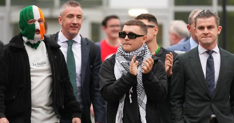 Il caso di Mo Chara, accusato di terrorismo per aver sventolato una bandiera di Hezbollah a un concerto: presentato il ricorso contro l’archiviazione disposta a settembre per vizio di forma