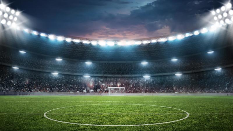 Pic-nic sul prato dello stadio, scoperti in flagranza con bottiglie di spumante: fermati