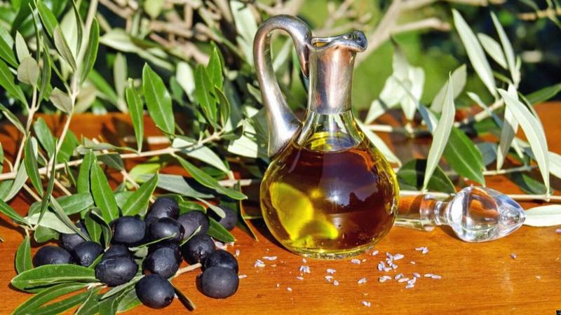 Allarme Ue: l’olio d’oliva che importiamo potrebbe contenere pesticidi