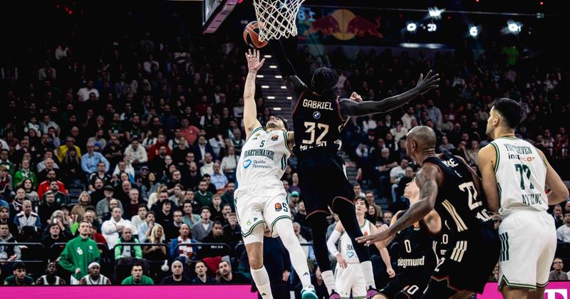 Ένα σκάφος που μπάζει νερά