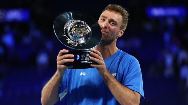 Amateur bags million dollars after beating world's best players in One Point Slam in Melbourne