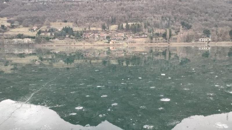 Endine, il lago ghiacciato già scongela. Un sogno durato un weekend