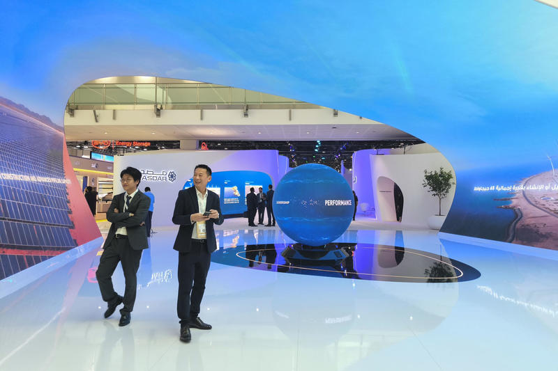 China acapara las miradas en Abu Dabi como líder del sector de energías renovables