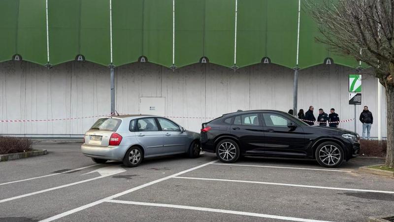 Milano, dall’aggressione a un regista teatrale al corpo a corpo con la polizia. Poi sfila l’arma a un agente e spara: arrestato