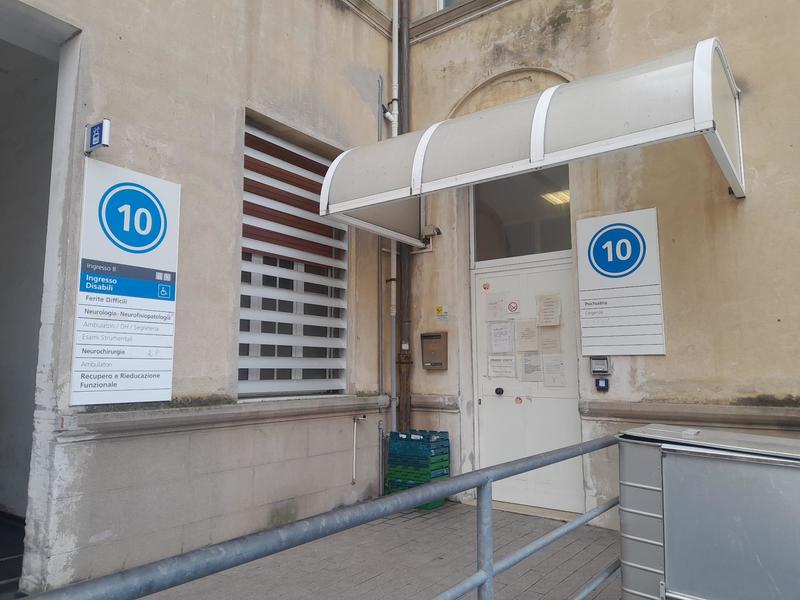 Livorno, sfascia l'ingresso di psichiatria e aggredisce due poliziotti