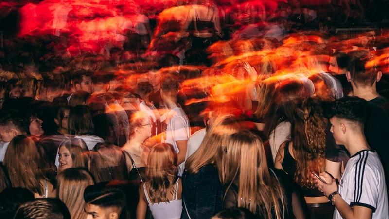 Piano sicurezza discoteche, occhi aperti dopo la tragedia di Crans-Montana. Incontro in Prefettura a Ferrara e cosa cambia