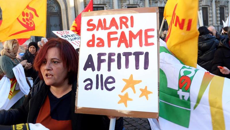 Salari al palo da dieci anni. Aumenti mangiati dall’inflazione. Landini (Cgil): “Ora i rinnovi ogni anno”