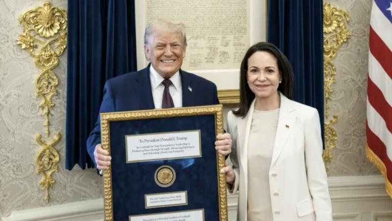 Trump riceve il premio Nobel per la pace da María Corina Machado. “Per l’impegno in difesa della libertà del mio Paese”