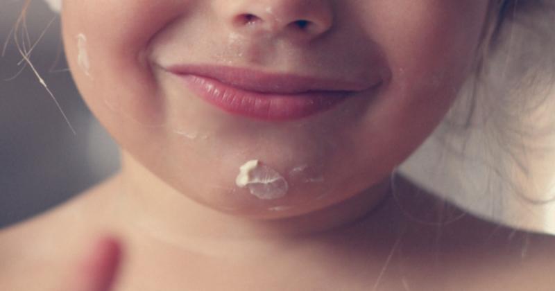 Bambini sotto vetro: tra mito di perfezione e diritto di sporcarsi