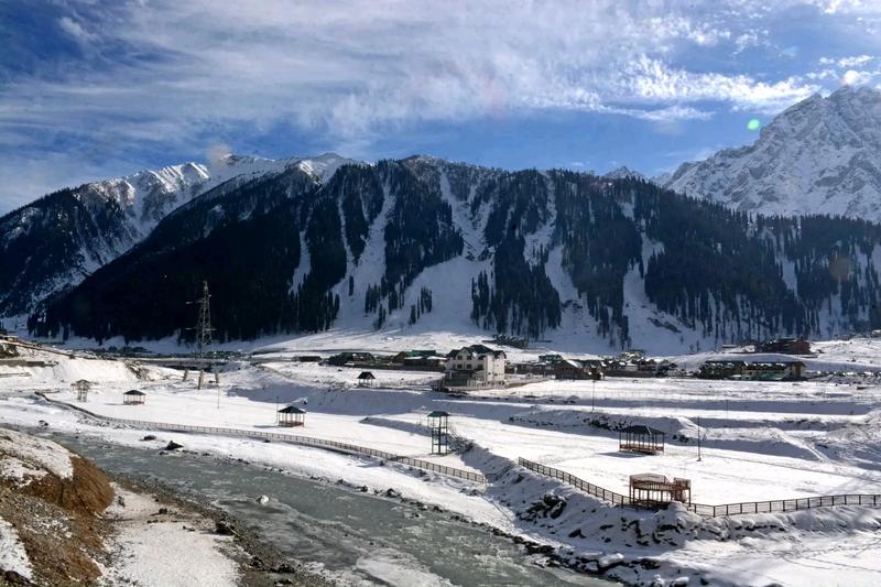 Fresh snowfall reported in parts of Kashmir, higher reaches turn white
