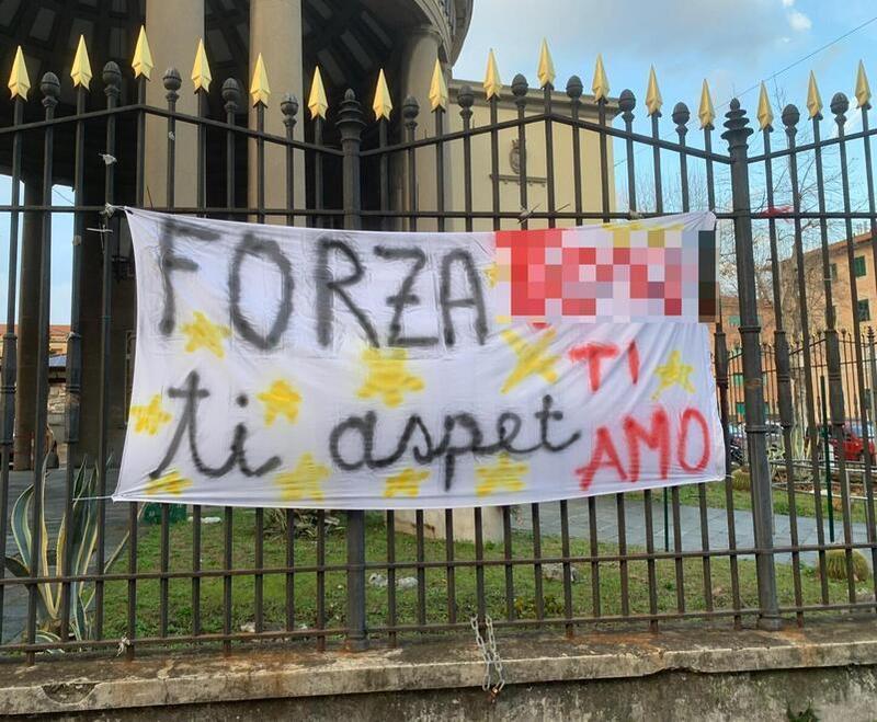 Livorno, lo striscione degli amici per la 16enne ancora gravissima: 
