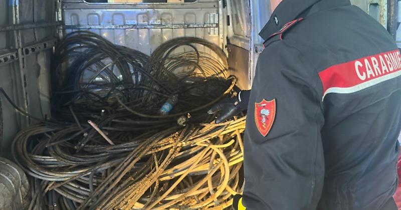 Fuggono alla vista dei carabinieri e abbandonano il furgone rubato con dentro la refurtiva: sequestrati 600 kg di cavi di rame