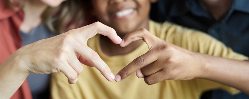 Adozioni internazionali, l’Italia accelera: meno burocrazia e più sostegno alle famiglie