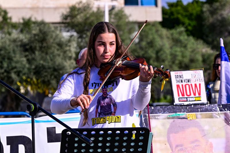 ‘One big family’: Hundreds at Shabbat service demand return of last hostage Ran Gvili
