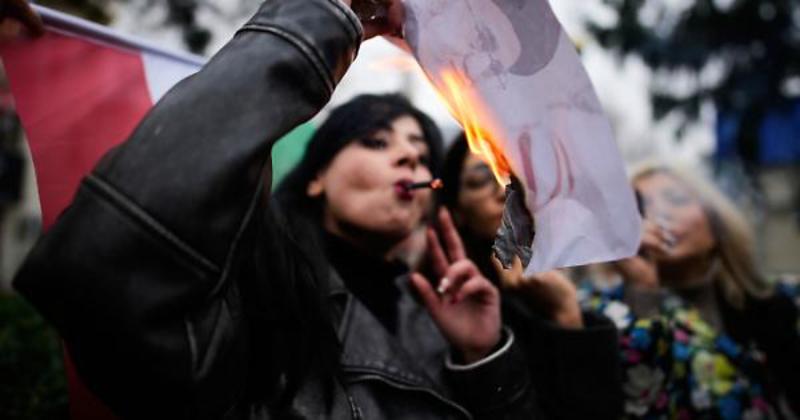 Fino a 5mila euro per la consegna della salma, di più se di etnia curda. Mentre continua il blocco di internet