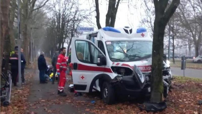 Ambulanza finisce contro un albero: feriti i due pazienti a bordo e i sanitari della Croce Rossa