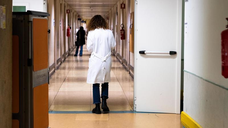 Medici fino a 72 anni: l’emendamento Ciriani per tappare i buchi negli ospedali