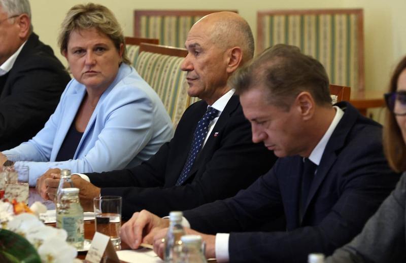 (POGLED) Janša, Golob in predstava predvolilne (ne)moči