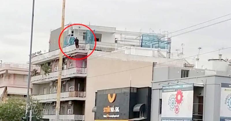 Κορυδαλλός: Γυναίκα απειλεί να πέσει από πολυκατοικία