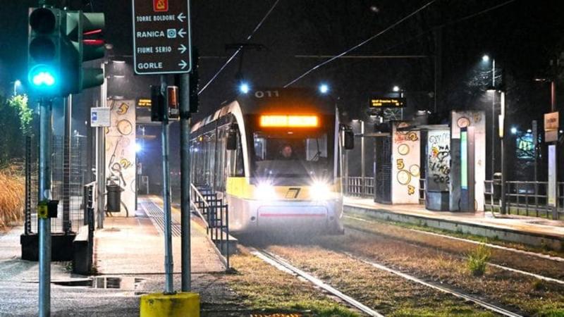 Torre Boldone, auto si scontra con un tram: nessun ferito