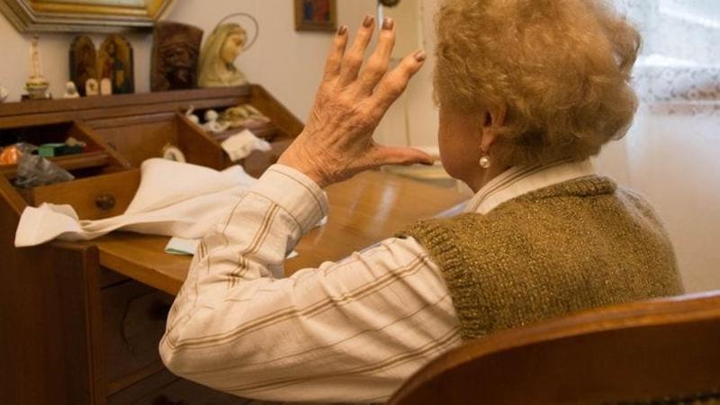 «La vostra auto usata dai banditi»: ottantenni derubati dei gioielli