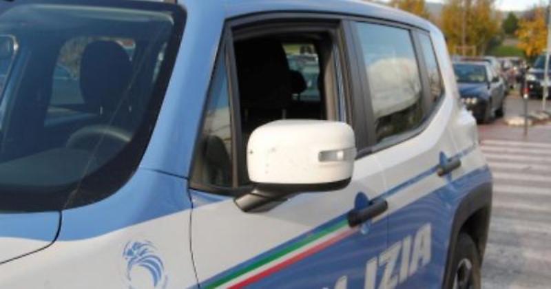 Aggredito con un’ascia a 16 anni, salvato dall’intervento di un amico: indaga la polizia