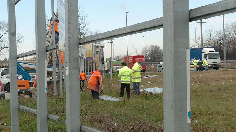 Cartelli pubblicitari abusivi, in regola solo 7 su 145: multe per oltre 56mila euro