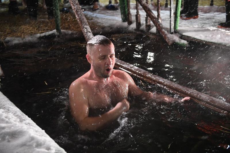 «Без глубокого осознания духовного смысла Богоявления — просто моржевание»: отец Антоний рассказал о крещенских купаниях