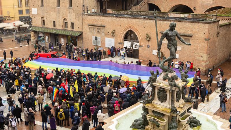Iran, una bandiera gigante per la pace. Manifestazione in piazza Nettuno: “Assordante il silenzio dell’Unione europea”