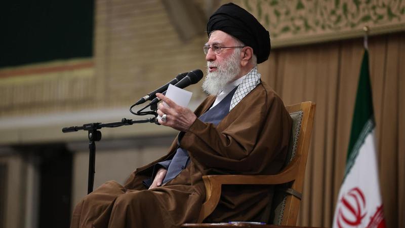Khamenei torna a parlare e attacca Trump: “È colpevole per i morti in Iran”. Usa a Teheran: “Non scherzate con noi”