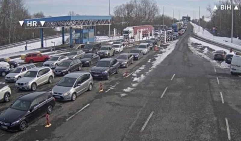 U Gradišci ništa novo: Duge kolone vozila, gužva na prelazu