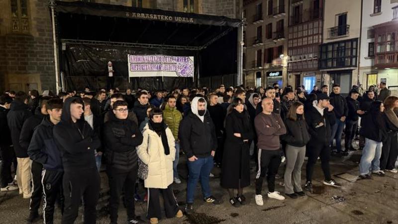 Udalaren eta komunikabide batzuen partetik jasaten ari den 