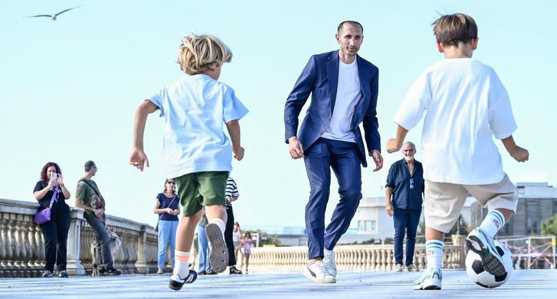 Livorno, Giorgio Chiellini lancia la pubblicità per la sua città: così il fallo più famoso diventa spot