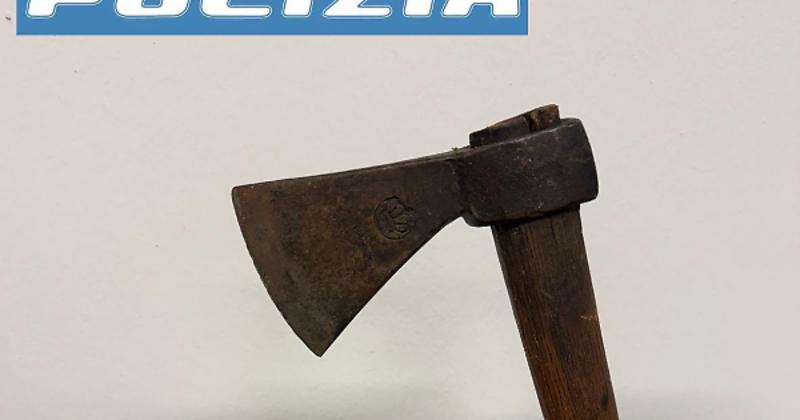 Aggredito con un'ascia alla stazione: denunciati quattro giovani