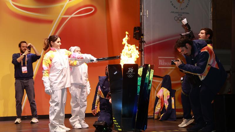 La Fiamma Olimpica illumina Brescia: Margherita Porro e Vanessa Ferrari accendono il braciere /