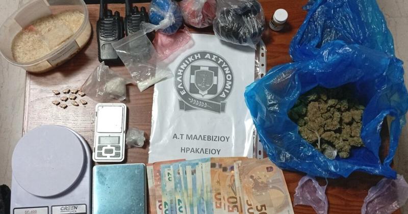 Μαλεβίζι: Η αστυνομική επιχείρηση οδήγησε σε κοκαϊνη, χάπια ecstasy, χασίς και 2 συλλήψεις