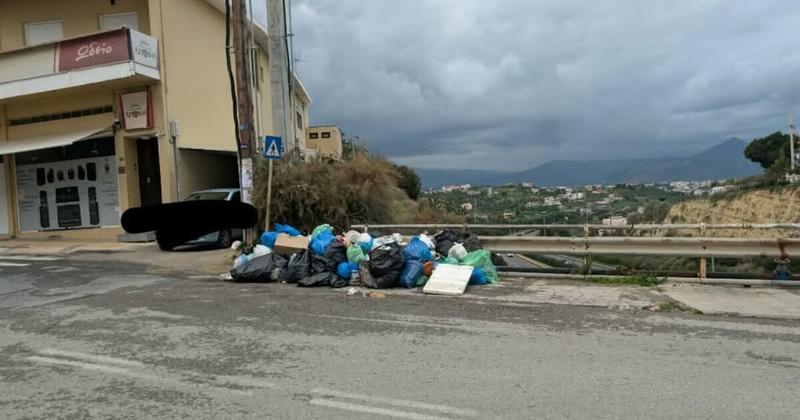 Μεταφέρθηκαν οι κάδοι, αλλά κάποιοι εξακολουθούν να πετάνε τα σκουπίδια!